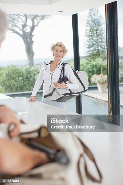 Foto de Mulher Carregando De Uma Raquete De Tênis Na Bolsa De Academia e mais fotos de stock de Mochila Esportiva