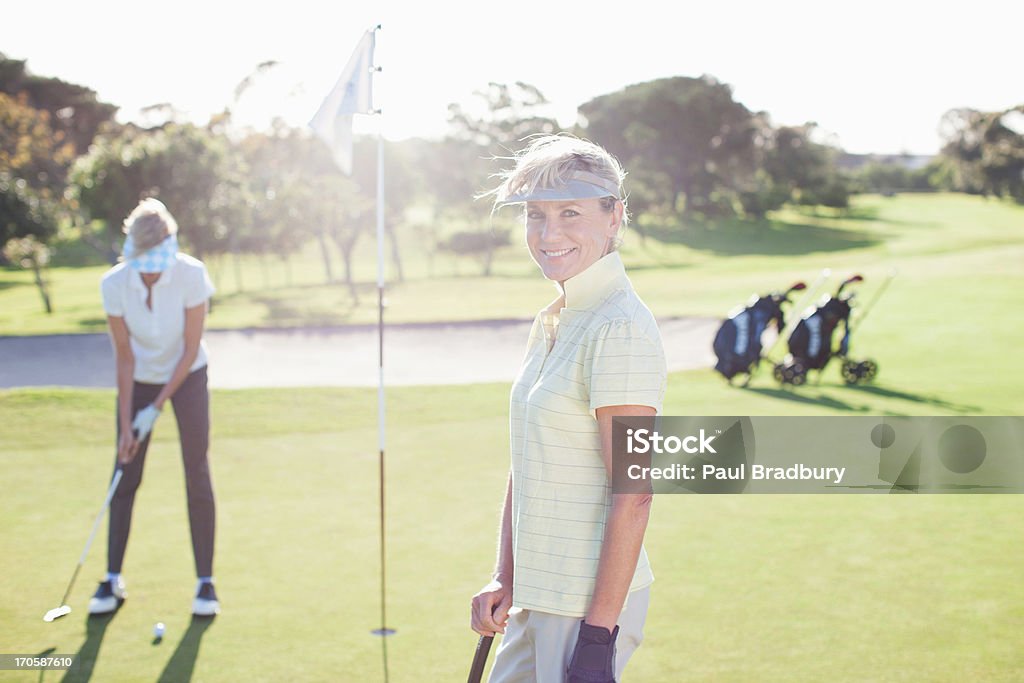 Kobiety pozujących na pole golfowe - Zbiór zdjęć royalty-free (Golf - Sport)