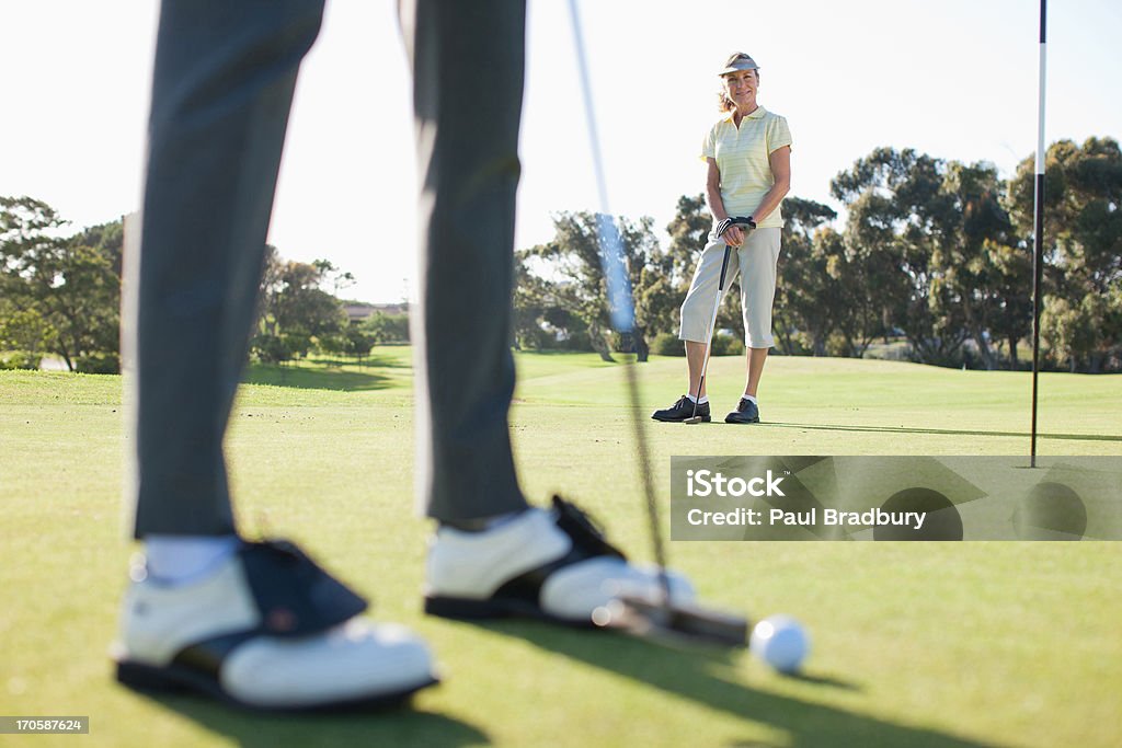 Donne che giocano a golf - Foto stock royalty-free di Golf