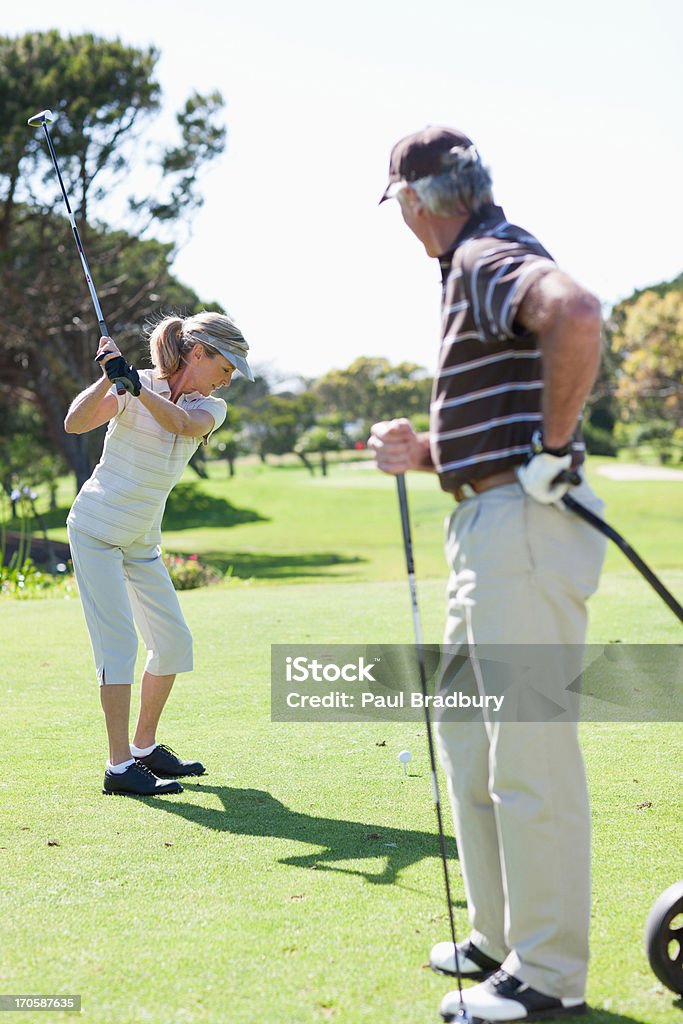 Älteres Paar spielen golf - Lizenzfrei Golf Stock-Foto