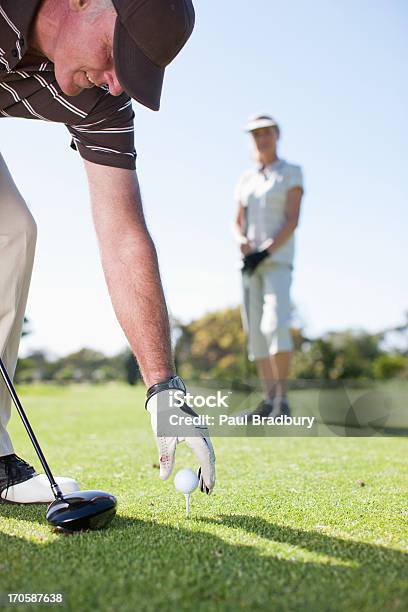 Photo libre de droit de Mature Couple Jouant Au Golf banque d'images et plus d'images libres de droit de Golf - Golf, 55-59 ans, Activités de week-end