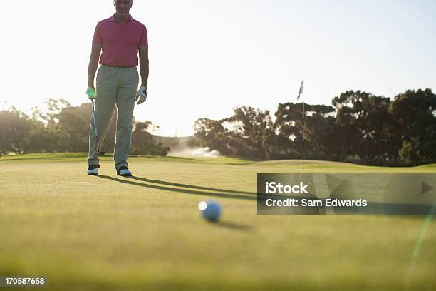 Foto de Homem Jogando Golfe e mais fotos de stock de 45-49 anos - 45-49 anos, 55-59 anos, Adulto