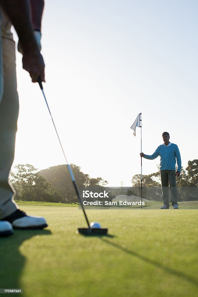 Homem colocando bola de golfe - Foto de stock de Golfe royalty-free