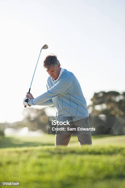 Hombre Jugando Golf En Búnker Foto de stock y más banco de imágenes de Golfista - Golfista, Adulto maduro, Golf