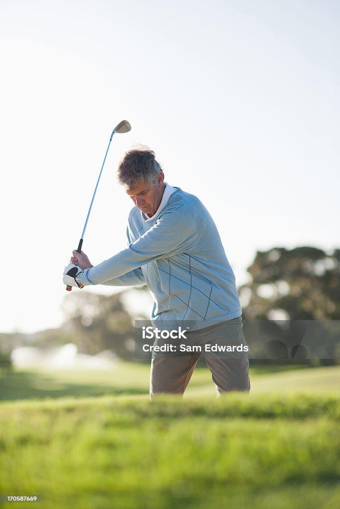 Homem jogando golfe no sand trap - Foto de stock de Golfista royalty-free