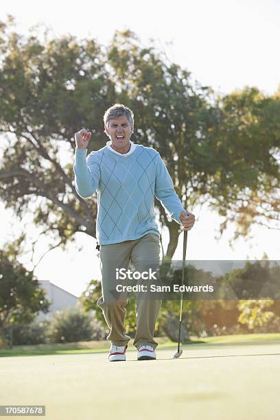 Foto de Homem Jogando Golfe e mais fotos de stock de 45-49 anos - 45-49 anos, Adulto, Adulto maduro