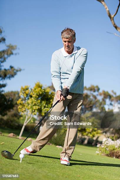 Hombre Jugando Golf Foto de stock y más banco de imágenes de 45-49 años - 45-49 años, Actividad de fin de semana, Adulto