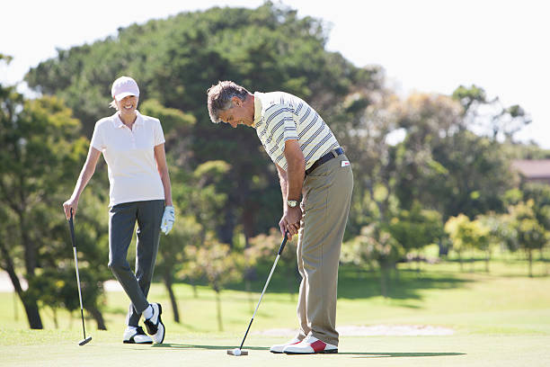 dojrzała para gry w golfa - putting golf golfer golf swing zdjęcia i obrazy z banku zdjęć