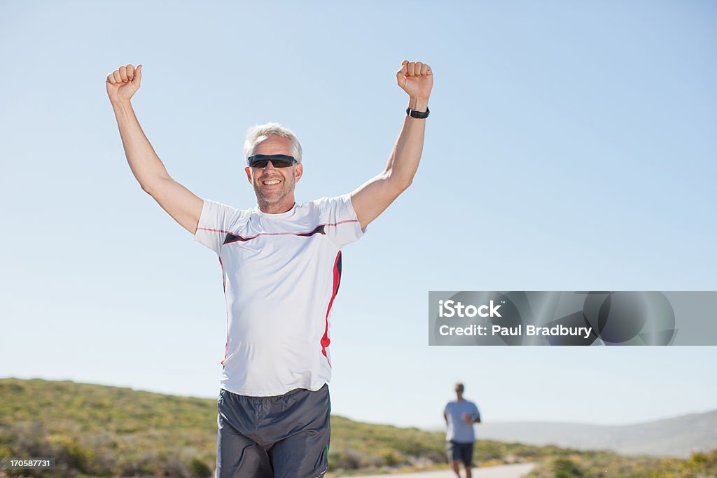 Homem aplaudindo a remota estrada - Foto de stock de 45-49 anos royalty-free