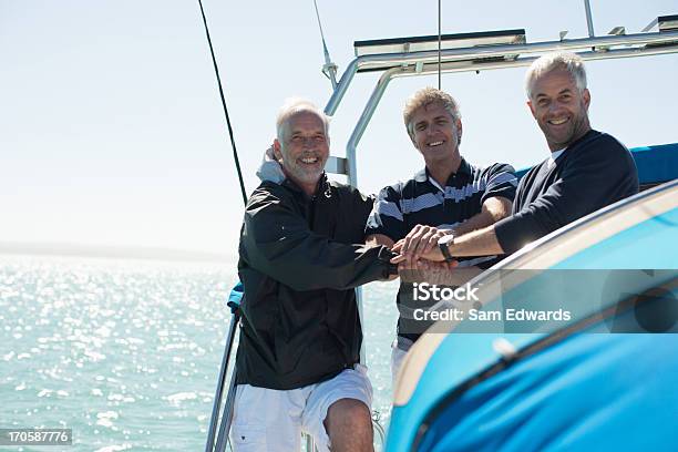 Freunde Stengelumfassender Hände Auf Deck Des Boot Stockfoto und mehr Bilder von Segeln - Segeln, Zusammenarbeit, Männer
