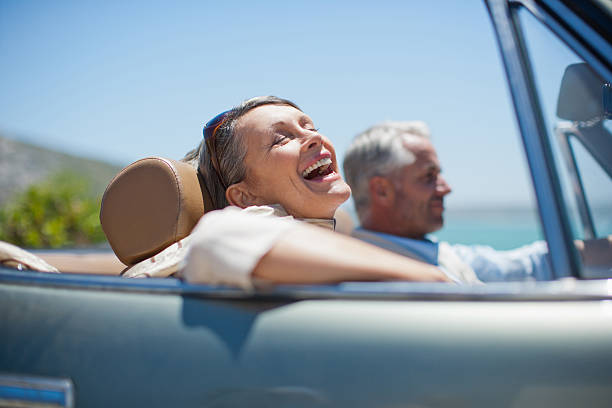 maduro par conducir en convertible - mature adult couple caucasian outdoors fotografías e imágenes de stock