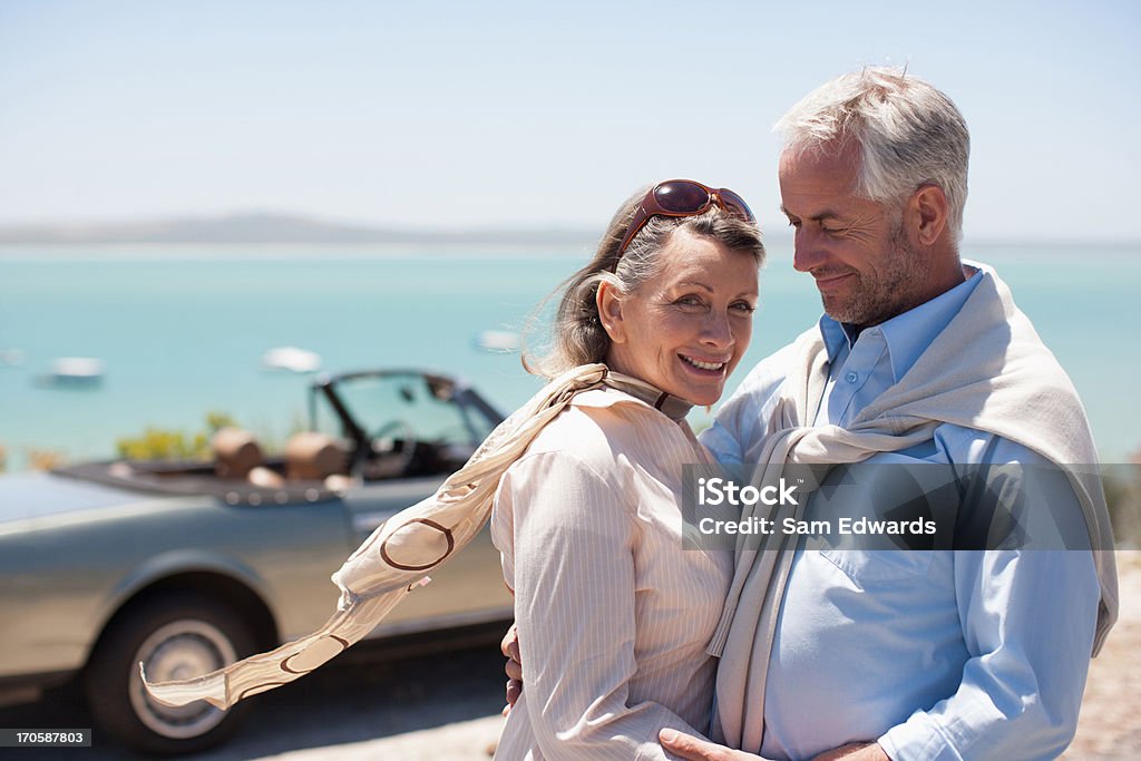 Älteres Paar umarmen am Wasser - Lizenzfrei 45-49 Jahre Stock-Foto