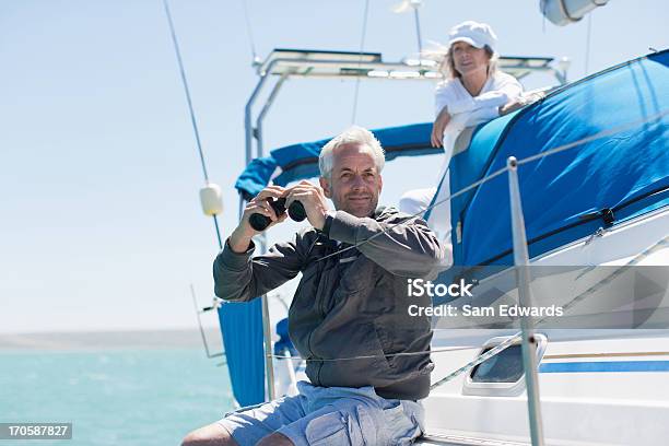 Älteres Paar Auf Segelboot Stockfoto und mehr Bilder von Segelschiff - Segelschiff, Älteres Paar, Lächeln