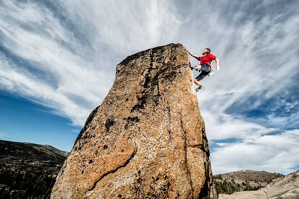 rock de montée d'escaliers - mountain climbing rock climbing adventure incentive photos et images de collection