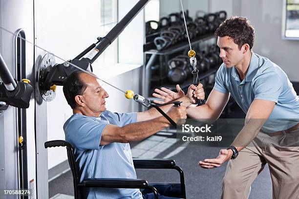 물리 치료사 환자 휠체어 지원 물리치료에 대한 스톡 사진 및 기타 이미지 - 물리치료, 휠체어, 운동