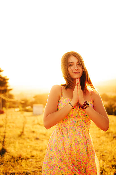 portrait de jeune fille avec le coucher du soleil - sunspot photos et images de collection