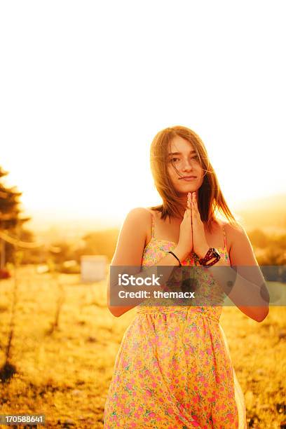 Retrato De Menina Adolescente Com Pôr Do Sol - Fotografias de stock e mais imagens de Adulto - Adulto, Adulto maduro, Amarelo