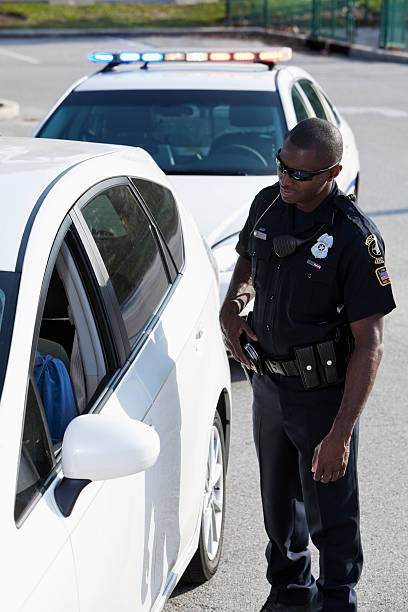 officier de police tirant sur le conducteur - pulled over by police photos et images de collection