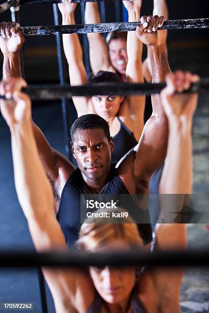 Группа Спортсменов В Тренажерный Зал — стоковые фотографии и другие картинки Физические упражнения - Физические упражнения, Группа людей, Женщины