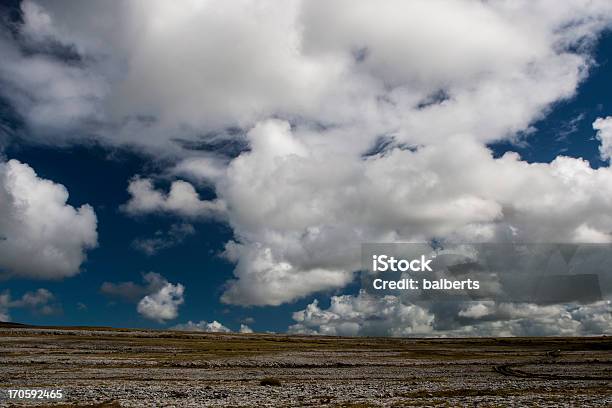 Cumulo Nuvole A Il Burrenin Co Clare Irlanda - Fotografie stock e altre immagini di Altocumulo - Altocumulo, Ambientazione esterna, Blu