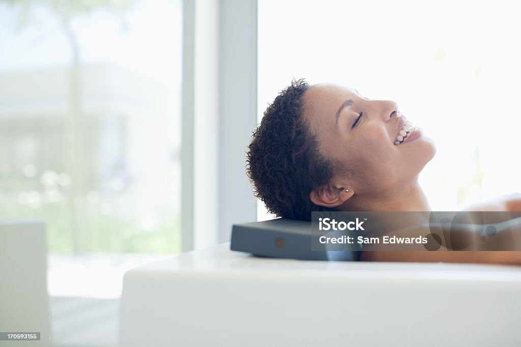 Mujer sonriente en la bañera - Foto de stock de Bañera libre de derechos