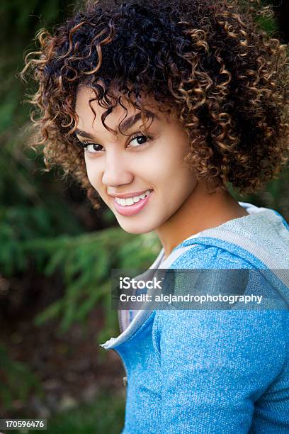 Photo libre de droit de Joyeuse Femme Aux Cheveux Frisés banque d'images et plus d'images libres de droit de 18-19 ans - 18-19 ans, Adolescent, Adulte