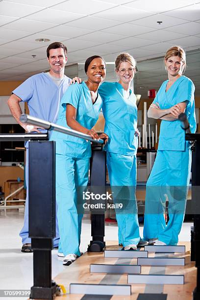 물리 치료사 In 재활 객실 팀워크에 대한 스톡 사진 및 기타 이미지 - 팀워크, 간호사, 물리치료