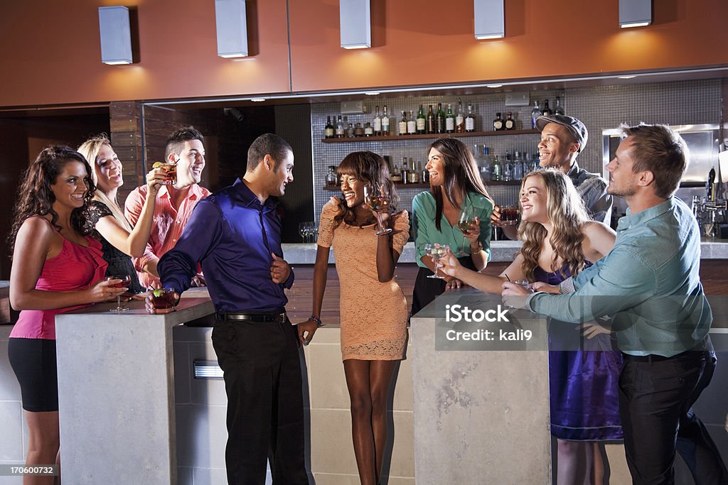 Grupo de jovens adultos bebendo - Foto de stock de Balcão de bar royalty-free