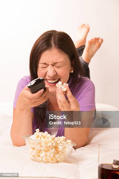 Technoloogy Kobieta Śmiać Się Na Oglądaniu Telewizji Zimny Napój Popcorn Zdalny - zdjęcia stockowe i więcej obrazów Humor