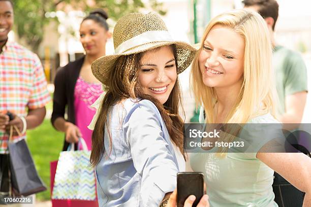 Tecnologia Giovani Donne Shopping Amici E Fanno Selfie Sul Cellulare - Fotografie stock e altre immagini di 18-19 anni