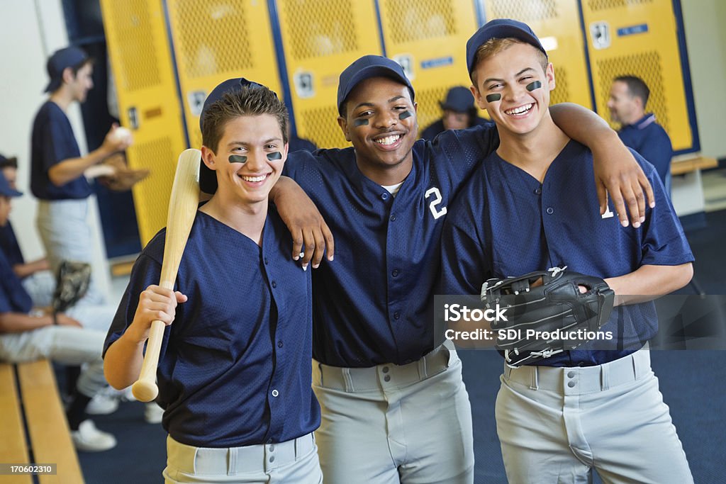 Verschiedene high-school-baseball-Spieler im Umkleideraum - Lizenzfrei Baseballmannschaft Stock-Foto