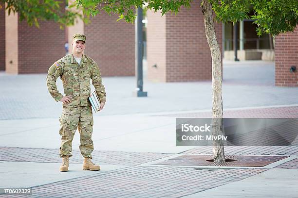 Photo libre de droit de Soldat Américain Avec Des Livres banque d'images et plus d'images libres de droit de Université - Université, Vétéran, Armée de terre