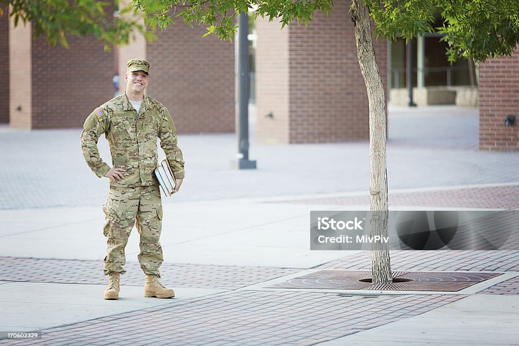 Soldato americano con i libri - Foto stock royalty-free di Università