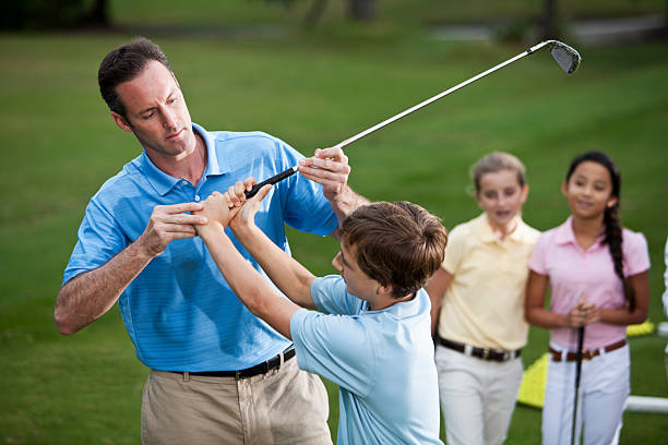 golf instructor ajuste boy's grip - sc0529 fotografías e imágenes de stock