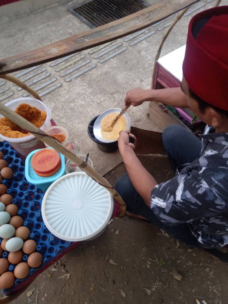 vendedor de comida típica de corteza de huevo betawi - food mobilestock bread brown bread fotografías e imágenes de stock