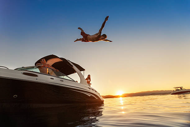 salto de barco ao pôr-do-sol de verão - motorboating - fotografias e filmes do acervo