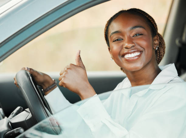 New car, smile or portrait of black woman with thumbs up, yes or thank you for vehicle finance or loan success. Motor, deal or happy driver ready for travel, transport or auto insurance agreement coche nuevo, sonrisa o retrato de mujer negra con el pulgar hacia arriba, sí o gracias por la financiación del vehículo o el éxito del préstamo. motor, trato o conductor feliz listo para el viaje, el transporte o el acuerdo de seguro de automóvil