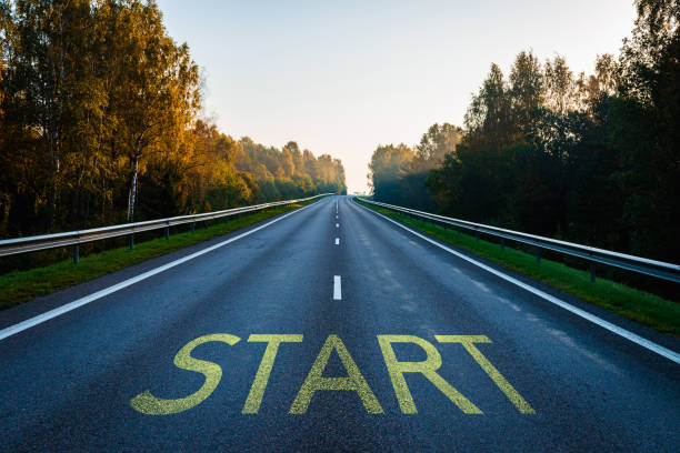 die aufschrift start auf der straße,neujahr 2024 oder start gerade konzept. herbstwaldmorgen. konzept der planung, herausforderung, karriereweg, geschäftsstrategie, chance und veränderung. - straßenkarte stock-fotos und bilder