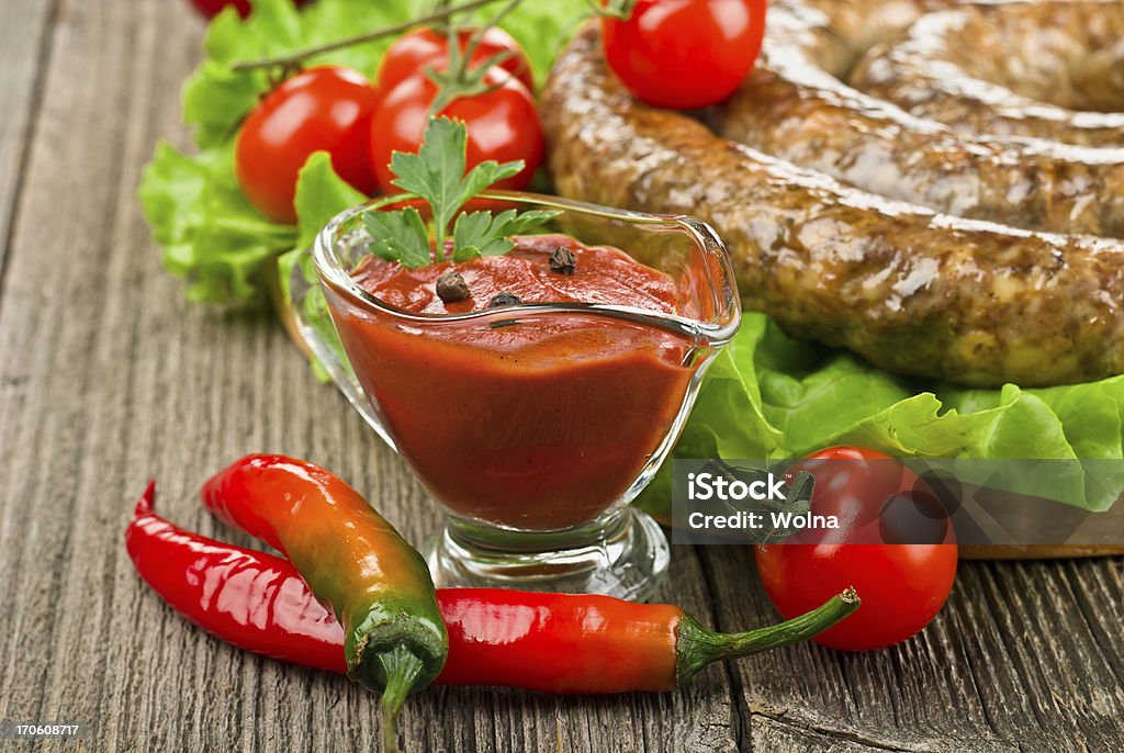 sauce tomate avec des saucisses et poivre - Photo de Aliment libre de droits