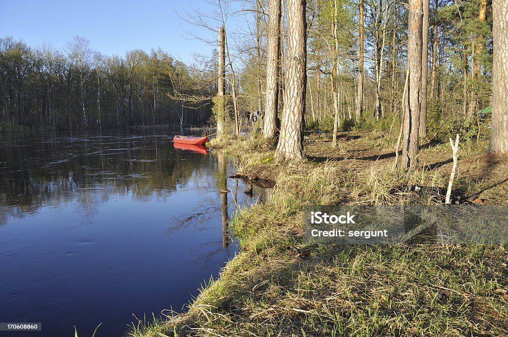 Boot auf dem Hintergrund der Fluss. - Lizenzfrei Bach Stock-Foto