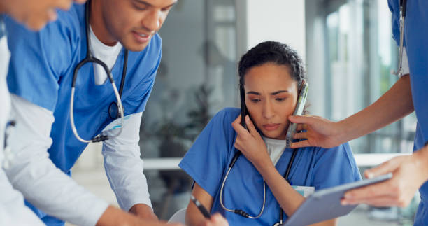 Burnout, doctor with phone call and medical paperwork, stress and administration anxiety, multitasking and overwhelmed in healthcare. Overworked, mental health with coworkers and time management fail agotamiento, médico con llamada telefónica y papeleo médico, estrés y ansiedad de administración, multitarea y abrumado en la atención médica. el exceso de trabajo, la salud mental con los compañeros de trabajo y la gestión del tiempo fallan