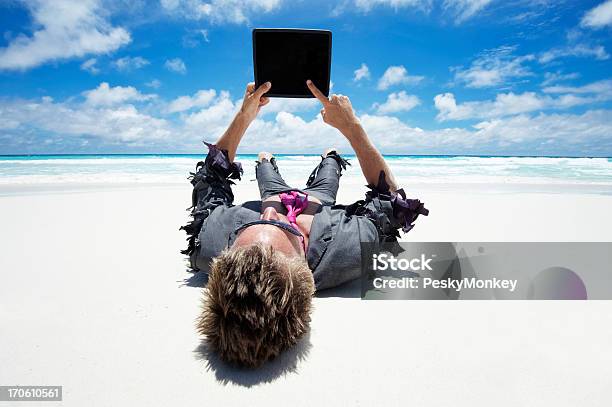 Castaway Geschäftsmann Mit Tablet Pc Im Freien Am Weißen Sandstrand Stockfoto und mehr Bilder von Strand