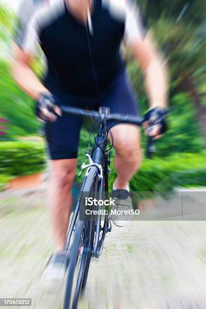 Ciclista In Una Strada Di Campagna - Fotografie stock e altre immagini di Adulto - Adulto, Allenamento, Ambientazione esterna