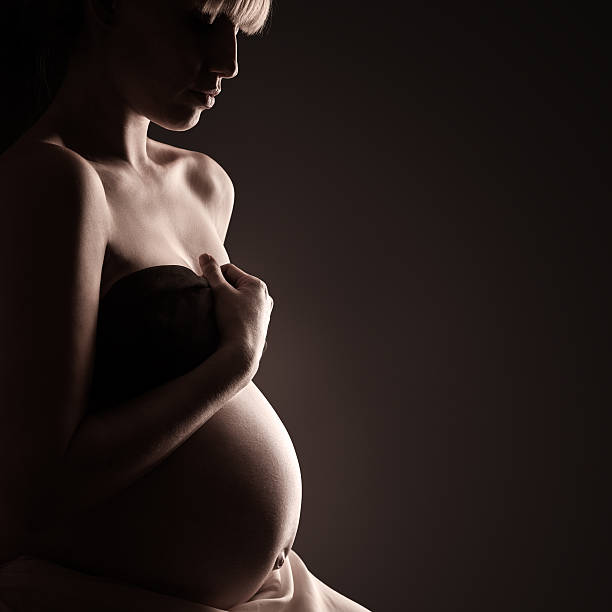 great erwartungen - human pregnancy abdomen naked human hand stock-fotos und bilder