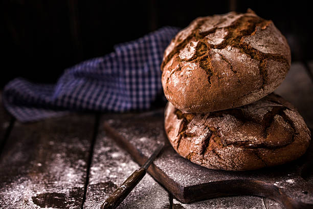 тёмный хлеб - soda bread bread brown bread loaf of bread стоковые фото и изображения