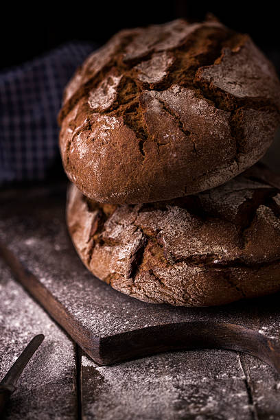 тёмный хлеб - soda bread bread brown bread loaf of bread стоковые фото и изображения
