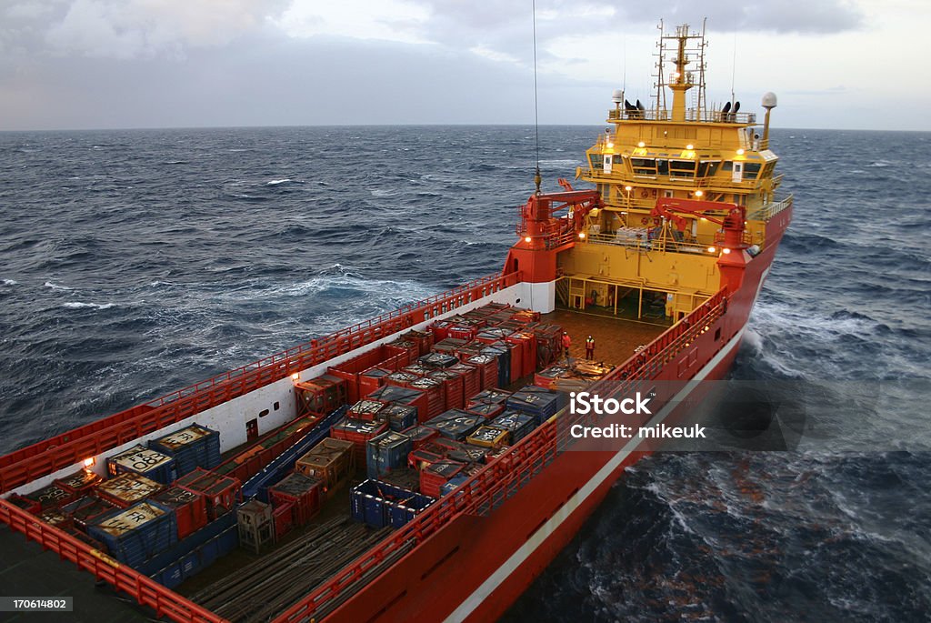 Lo scarico di materiali da barca per Impianto di perforazione petrolifera offshore - Foto stock royalty-free di Container