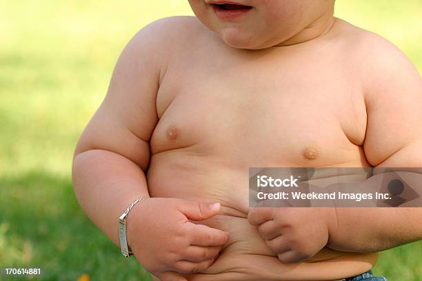 Sovrappeso Bambino - Fotografie stock e altre immagini di Sovrappeso - Sovrappeso, Bebé, Bambino