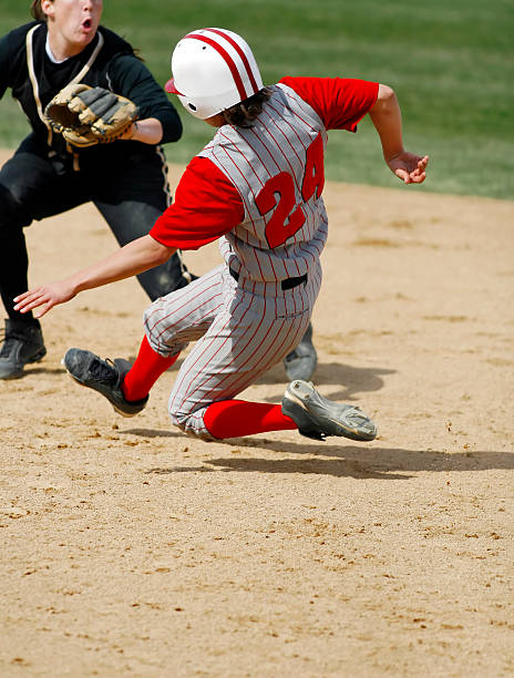 glisser dans un deuxième base - baseball baseball player base sliding photos et images de collection