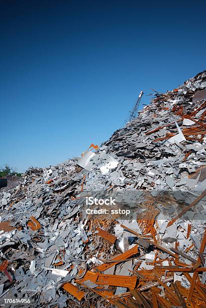 Foto de Heavy Metal e mais fotos de stock de Aterro de lixo - Aterro de lixo, Azul, Consumismo